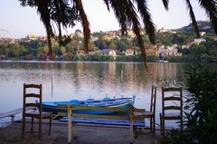 posso offrirti un caffè sulla riva del lago?