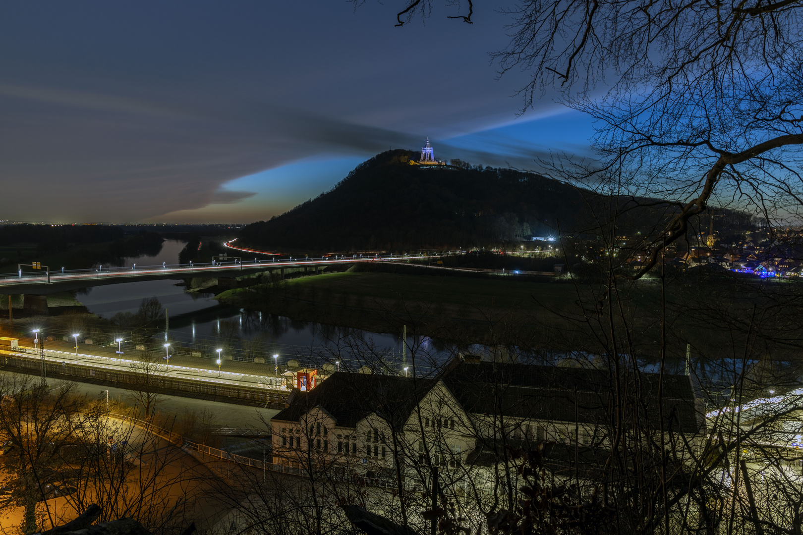 Post blaue Stunde Stimmung in der Porta Westfalica