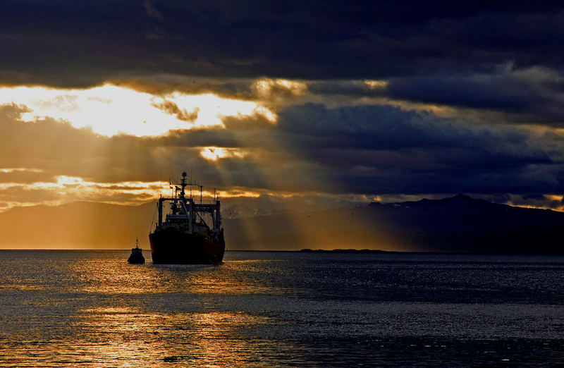 Post tenebras lux. Canal de Beagle, vu depuis le port d'Ushuaïa, Patagonie.