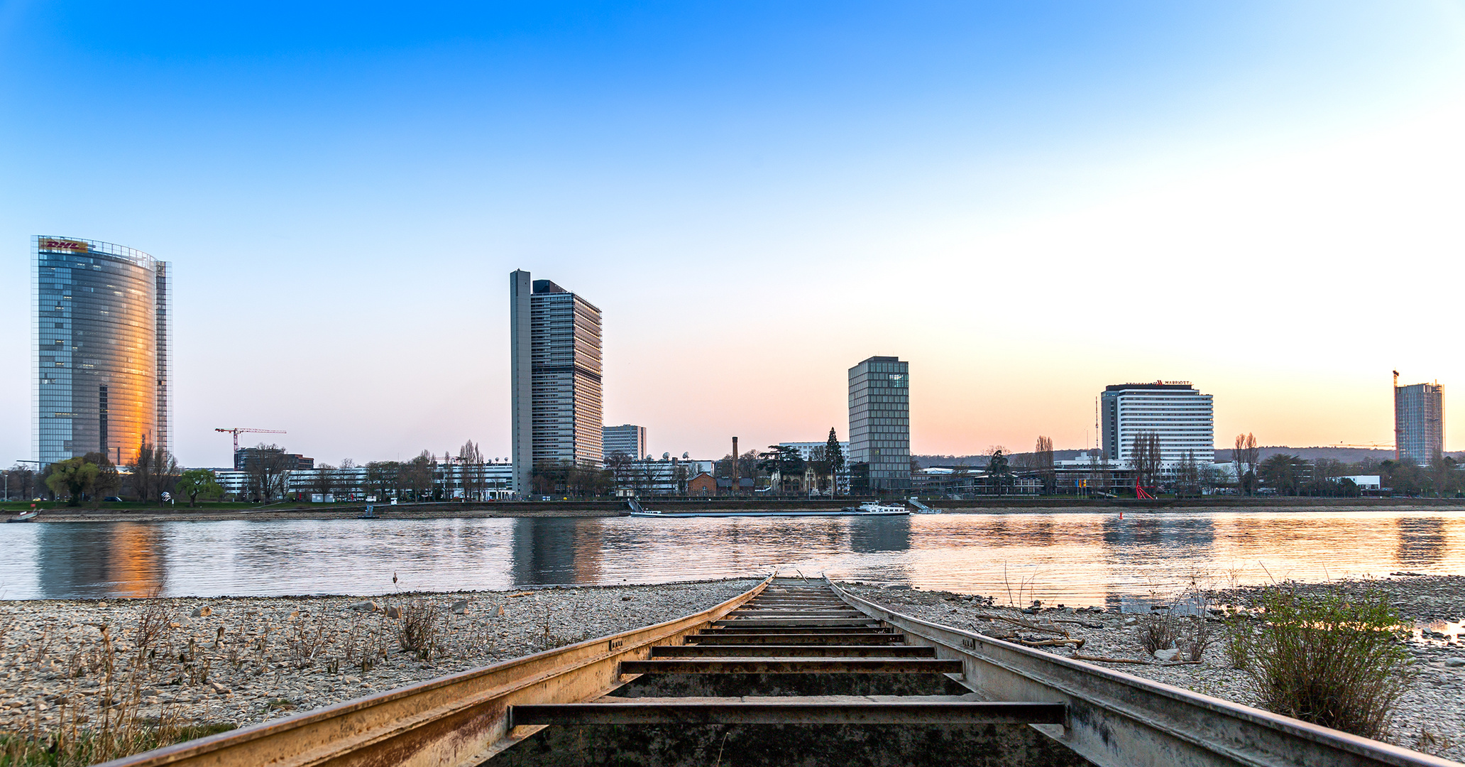 Post Tower, die Eugens und die neue Bonner Skyline im Sonnenuntergang