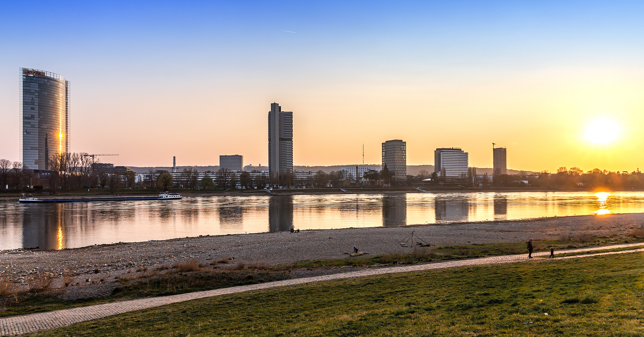 Post Tower, die Eugens und die neue Bonner Skyline im Sonnenuntergang.