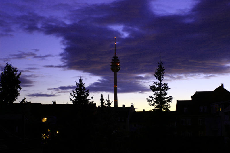 Post-Turm am Abend