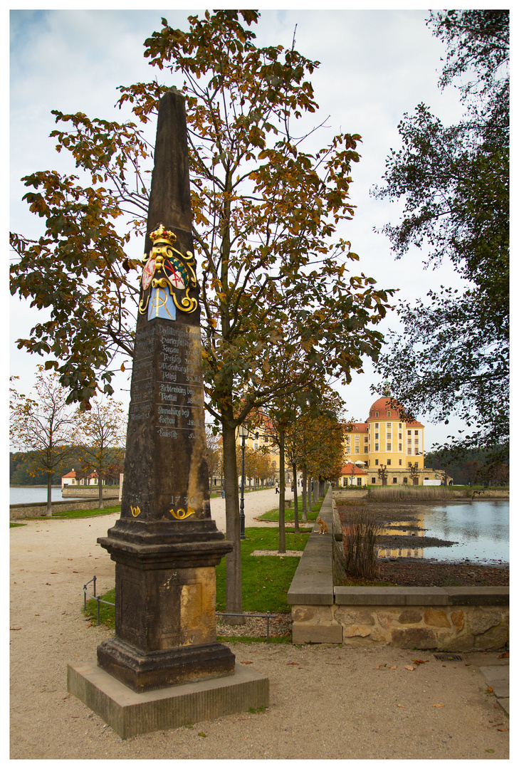 Postäule in Moritzburg mit Spiegelung vom Schloß im Hintergrund