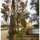 Postäule in Moritzburg mit Spiegelung vom Schloß im Hintergrund