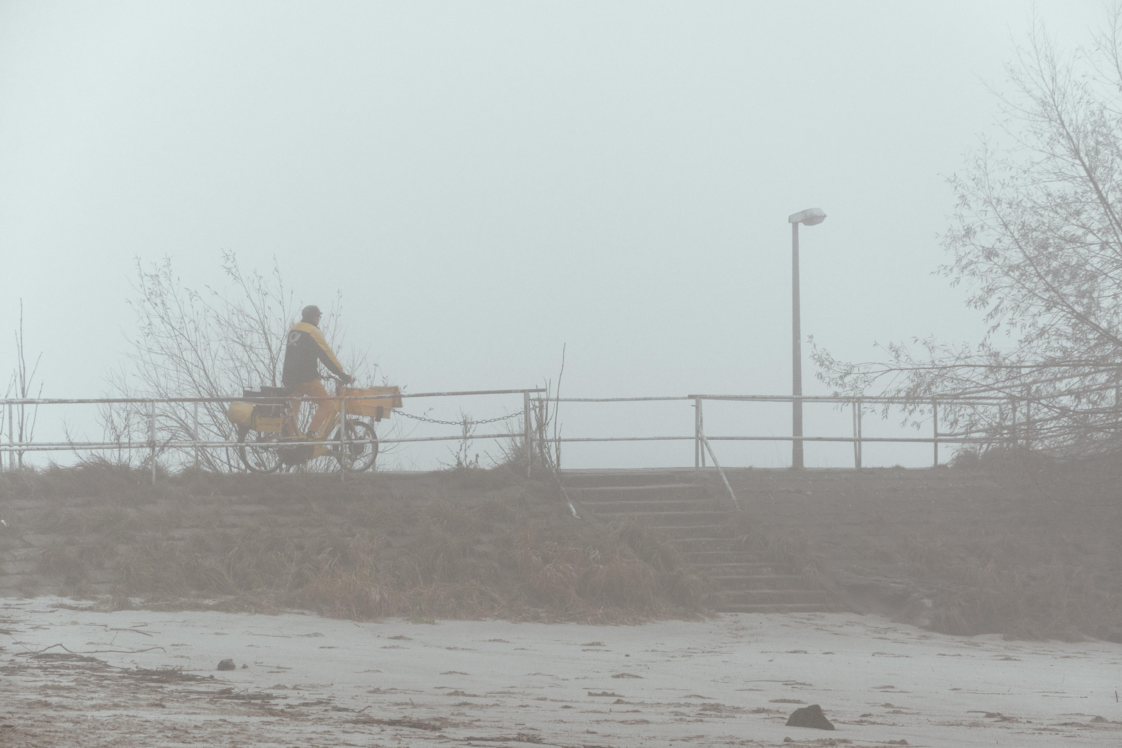 Postbote im Nebel