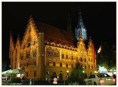 Postkarte aus Ulm: Rathaus und Münster bei Nacht