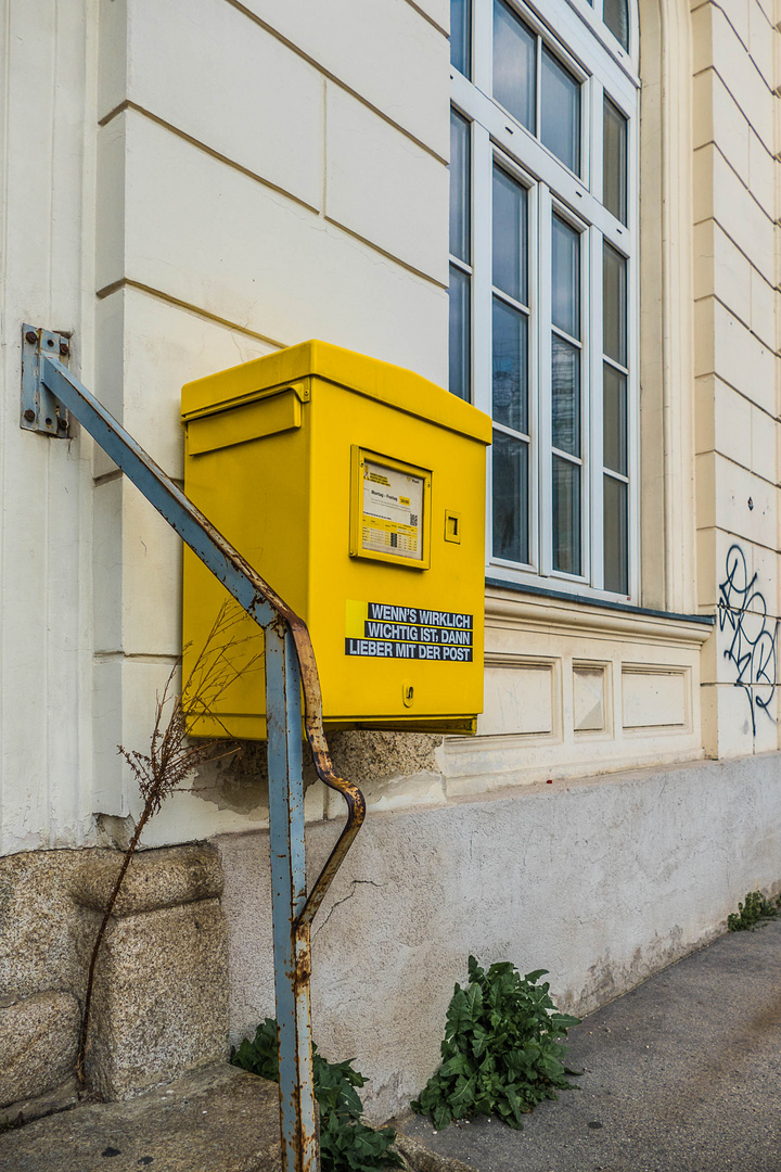 Postkasten am ehemaligen Postamt 1020 Nordwestbahnstraße (1)