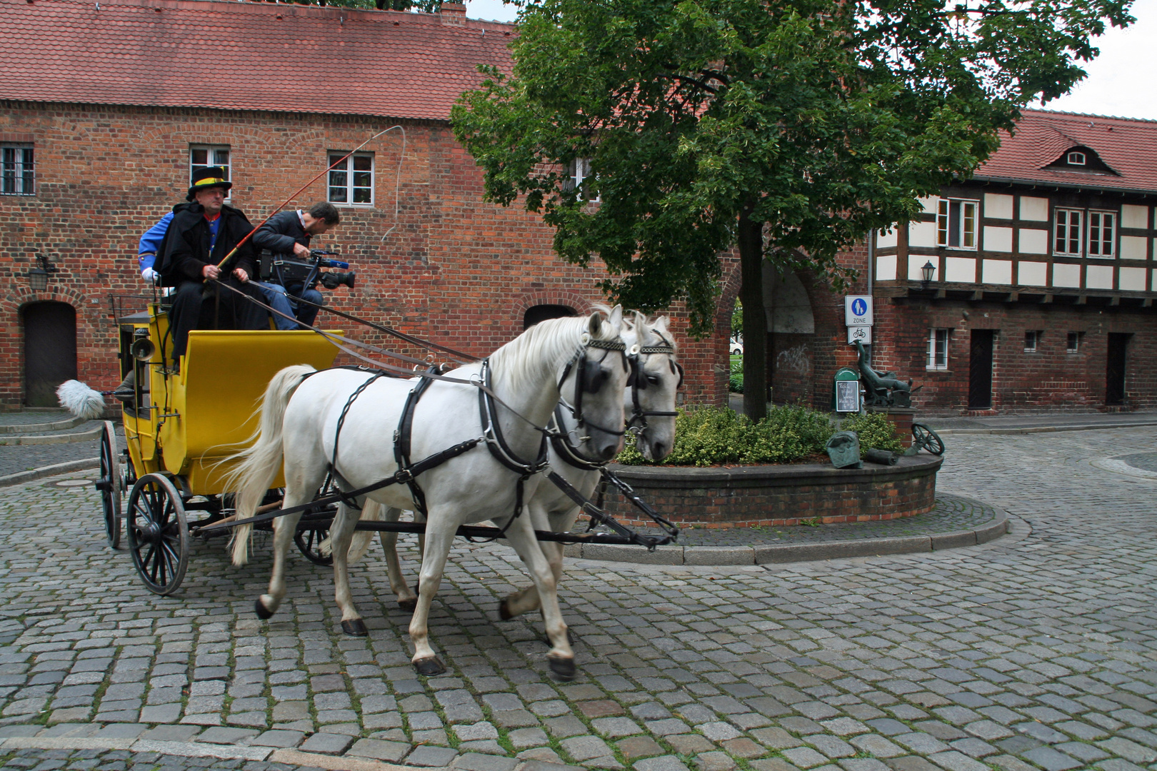 Postkutsche am Denkmal des Cottbuser Postkutschers