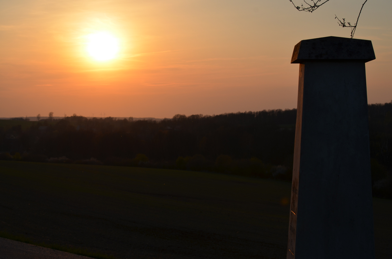 Postsäule im Sonnenuntergang