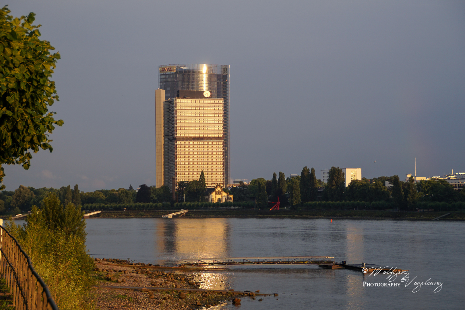 Posttower am Abend