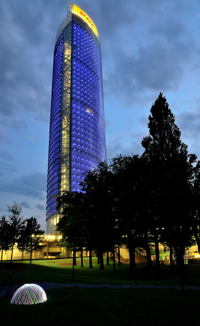 Posttower Bonn in der blauen Stunde mit Dome