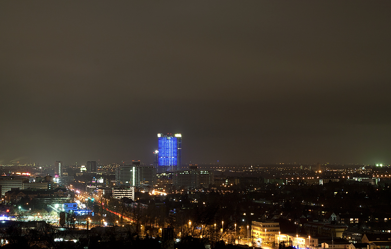 Posttower und Kreuzbauten bei Nacht