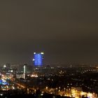 Posttower und Kreuzbauten bei Nacht