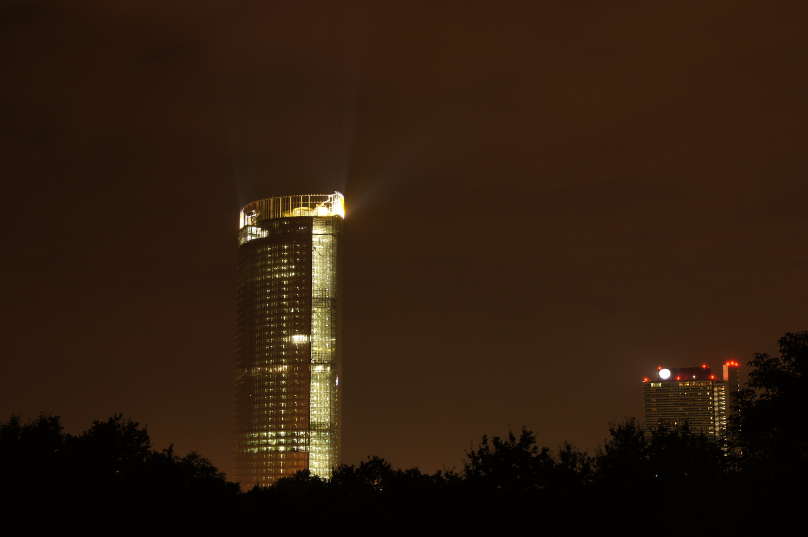 Posttower und Langer Eugen @ Night