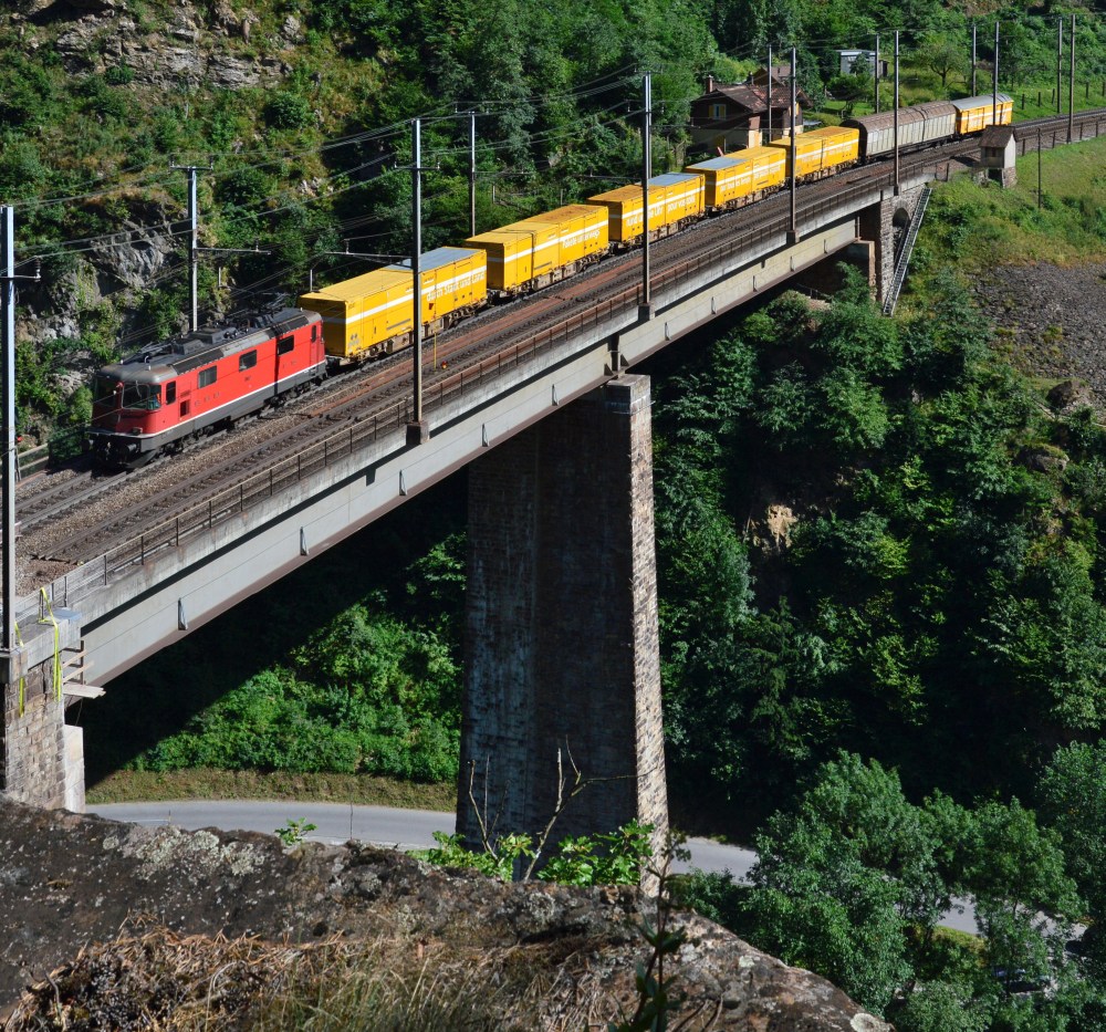 Postzug auf der Brücke