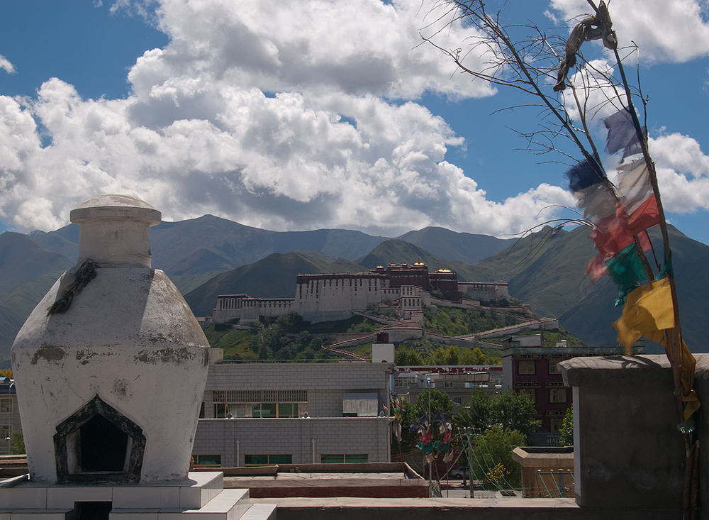 Potala von den Dächern der Stadt aus