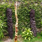 Poteaux sculptés en bois de Gaïac (Nouvelle-Calédonie) et de fougères arborescentes (Vanuatu)