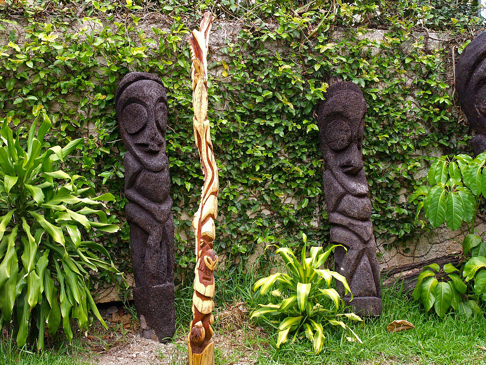 Poteaux sculptés en bois de Gaïac (Nouvelle-Calédonie) et de fougères arborescentes (Vanuatu)