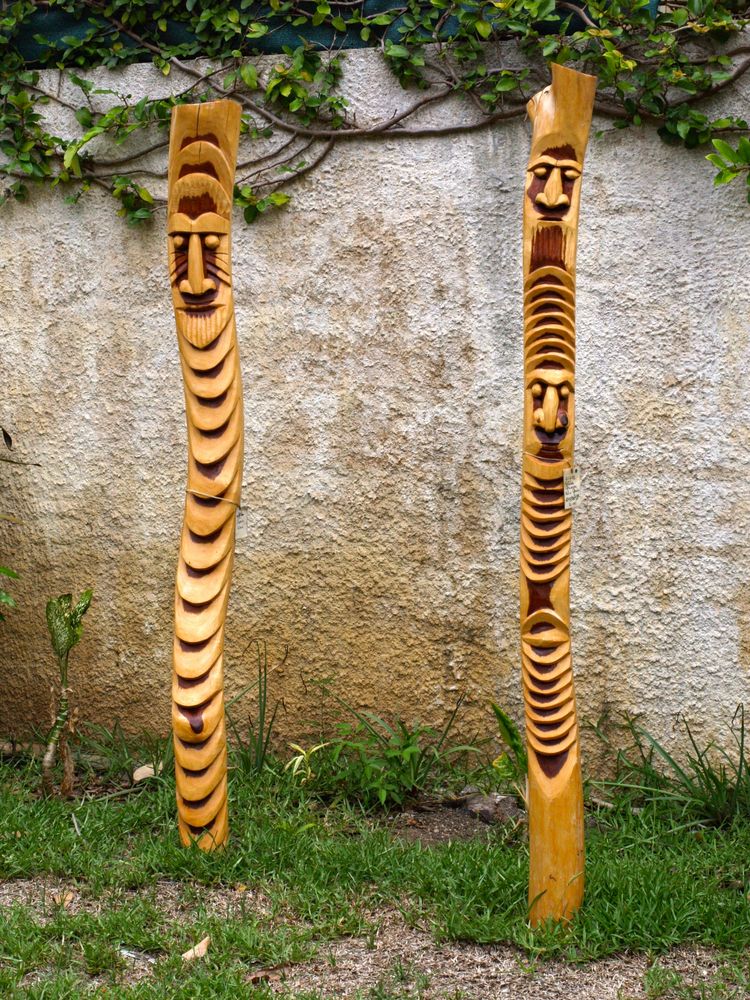 Poteaux sculptés en bois de gaïac (Nouvelle-Calédonie) – Geschnitzte Pfähle aus Gaïac-Holz