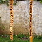 Poteaux sculptés en bois de gaïac (Nouvelle-Calédonie) – Geschnitzte Pfähle aus Gaïac-Holz