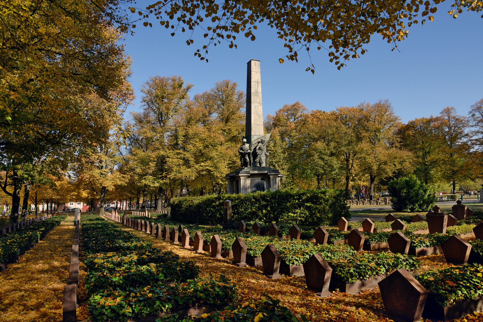 Potsdam   - Ehrenfriedhof Bassinplatz im Herbst -