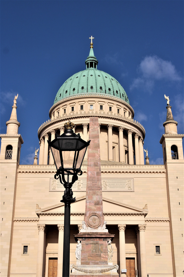 Potsdam :Kuppel Nikolaikirche  von einer Nebenstraße aus