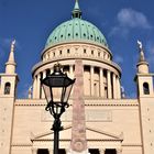 Potsdam :Kuppel Nikolaikirche  von einer Nebenstraße aus