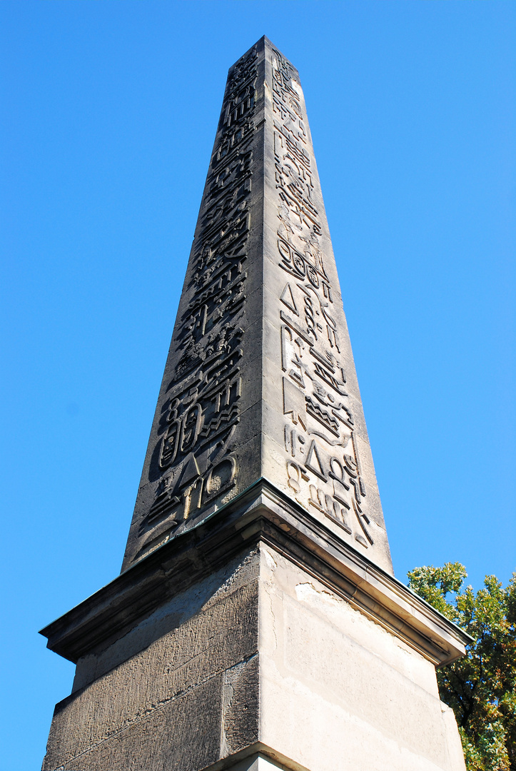 Potsdam Obelisk (1748) vorm Obeliskportal