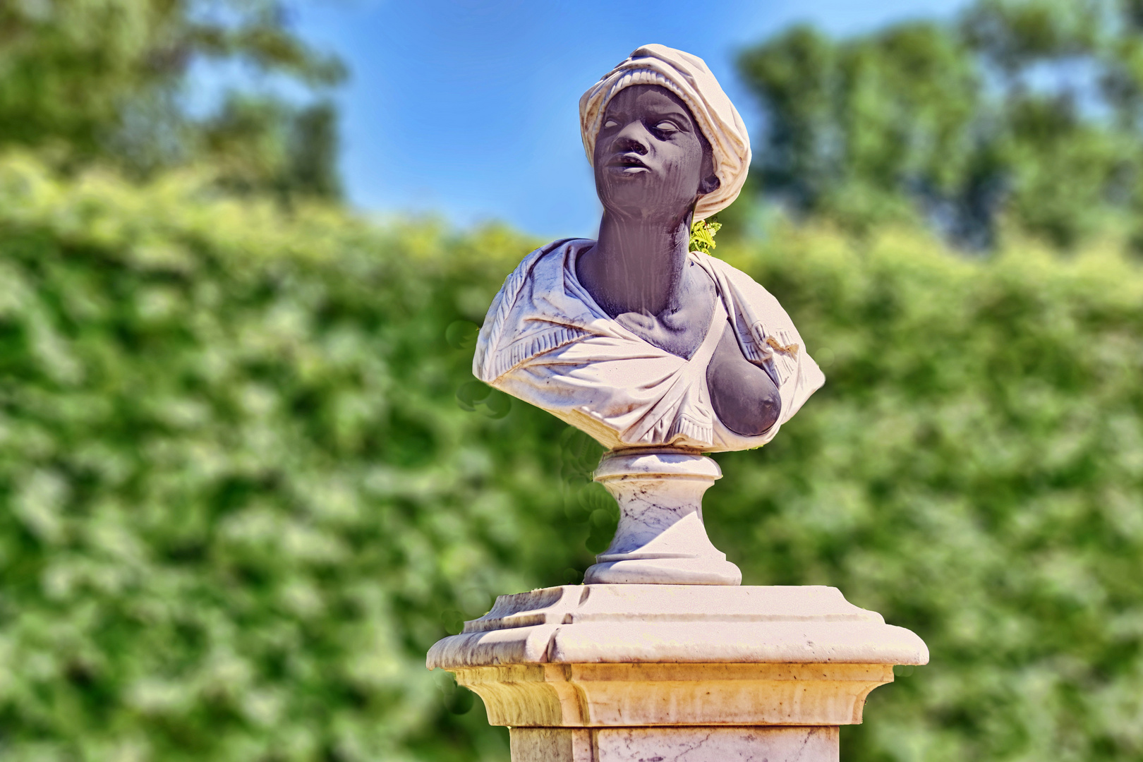 Potsdam-Sanssouci: Figur einer entblößten Afrikanerin 