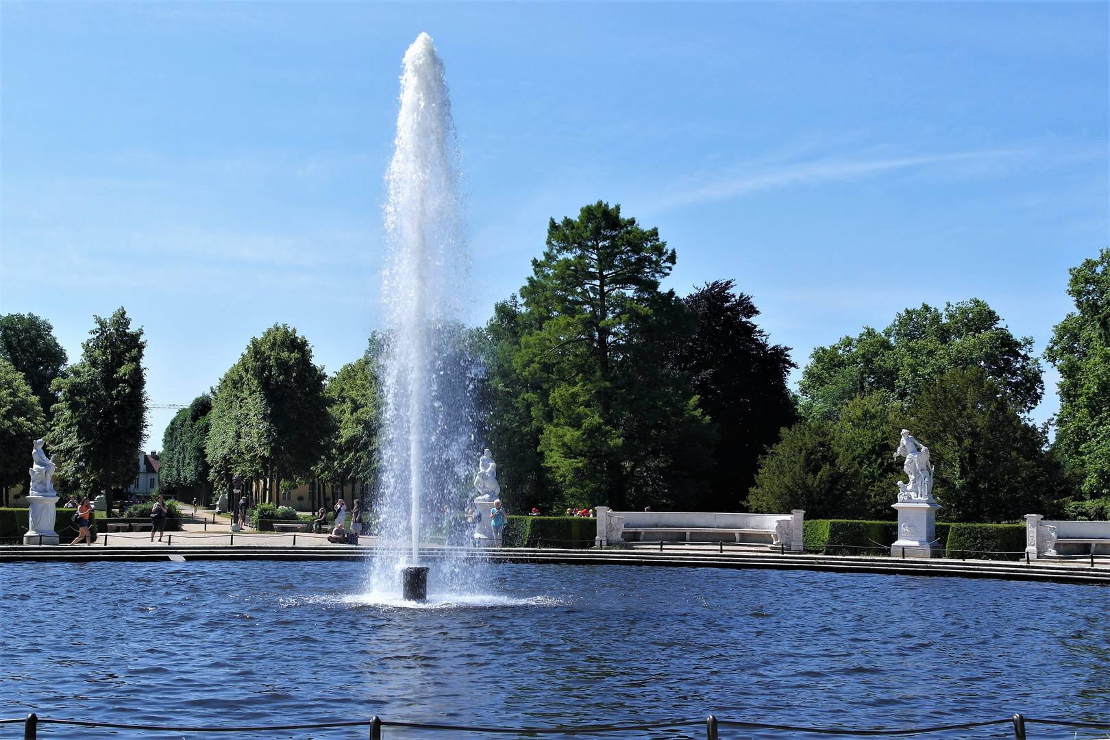 Potsdam Schlosspark :Ganz und gerade :-)