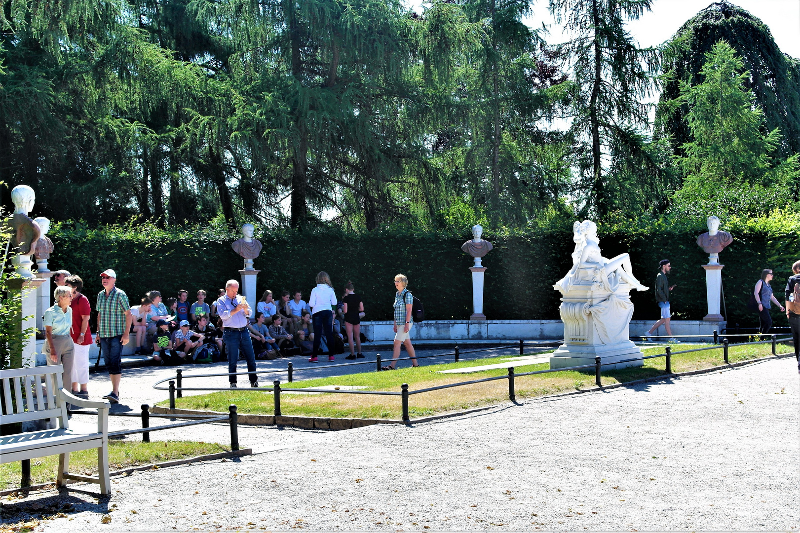 Potsdam Schloßpark :Lernen im Schatten  unter den Augen der Steinskulpturen  