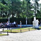 Potsdam Schloßpark :Lernen im Schatten  unter den Augen der Steinskulpturen  