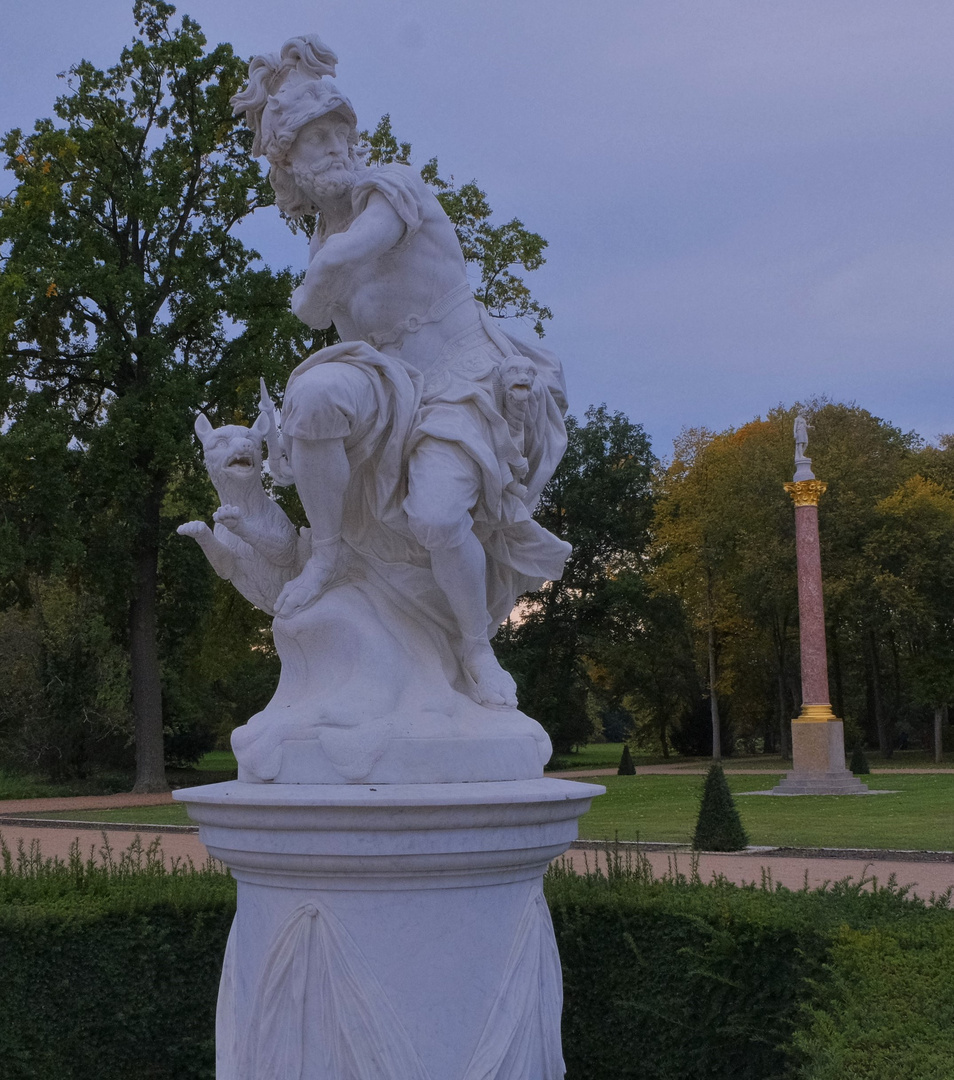 Potsdam, Skulptur im Park Sanssouci (Potsdam, una escultura en el Parque de Sanssouci)