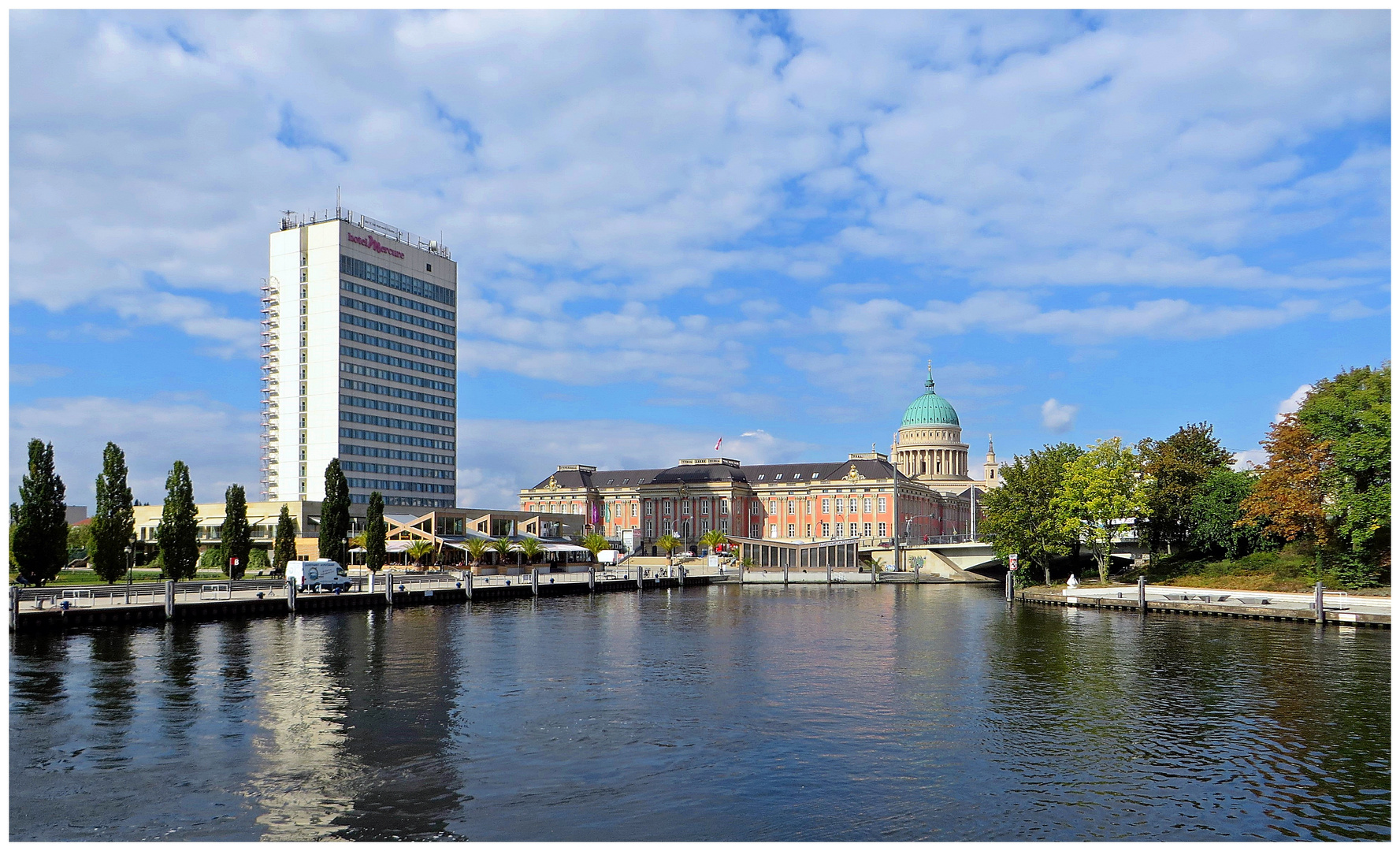 Potsdamer Landtag und Hotel Mercure