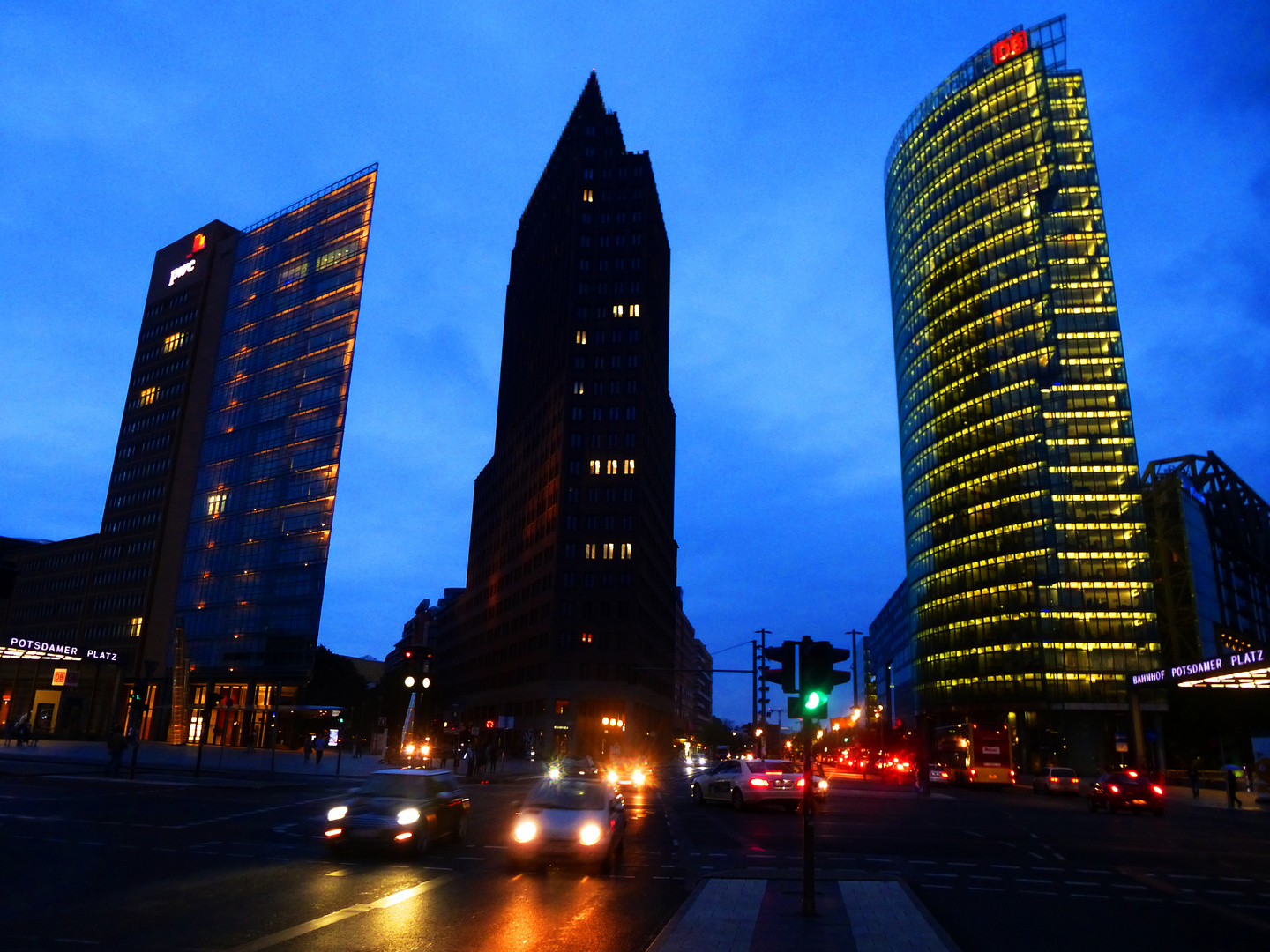 Potsdamer Platz am Abend nach stärkerem Gewitterschauer