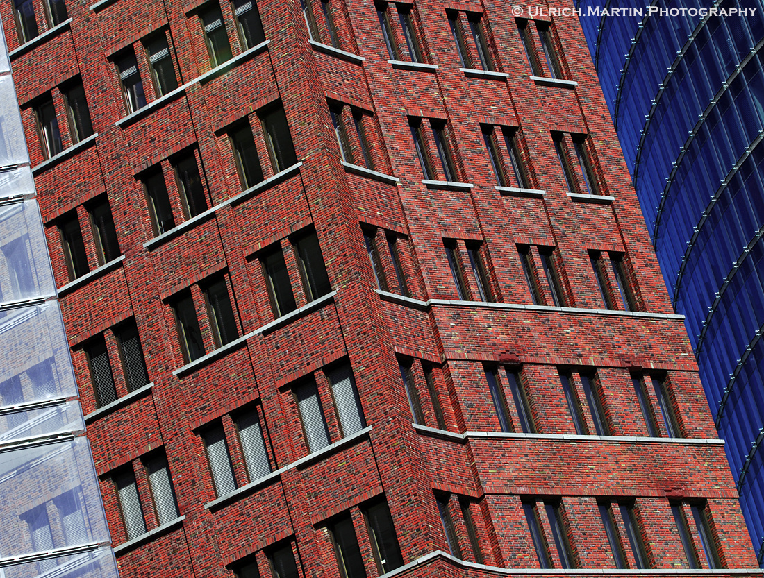 ... Potsdamer Platz ... Drei-geteilte Architektur ...