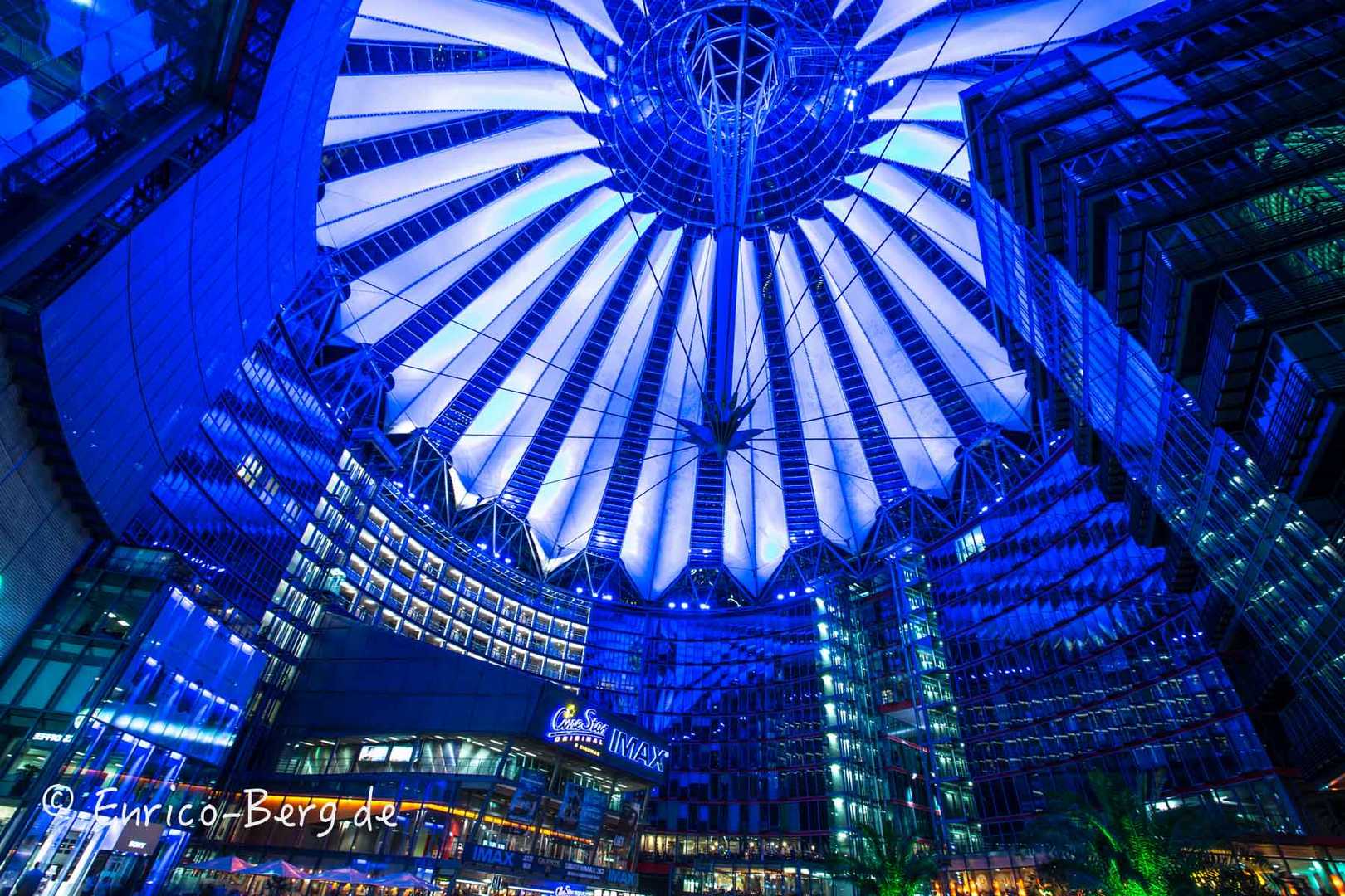 Potsdamer Platz Sonycenter in Berlin bei Nacht