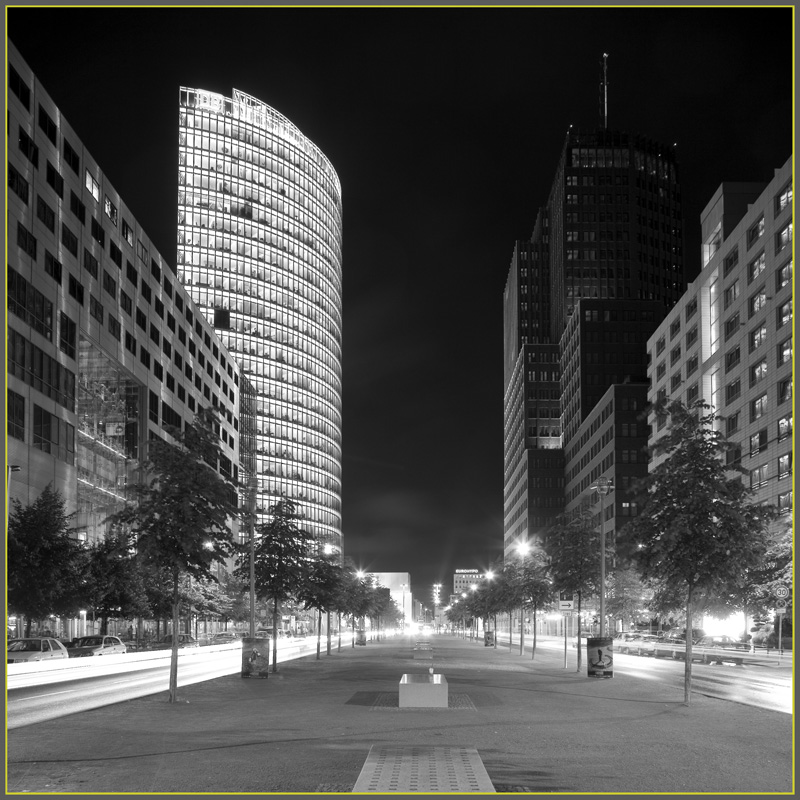 Potsdamer Strasse bei Nacht.