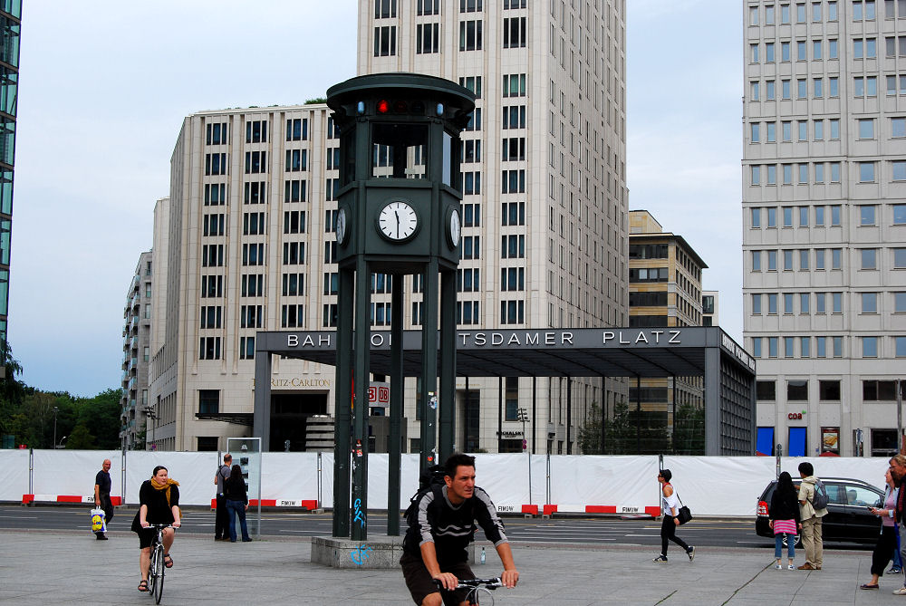 Potzdamer Platz - Nachbau der ersten Ampel Berlins (1924)