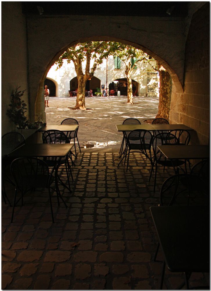 Pour prendre le premier café du jour sous les arcades de la Place aux Herbes