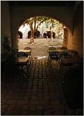 Pour prendre le premier café du jour sous les arcades de la Place aux Herbes