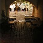 Pour prendre le premier café du jour sous les arcades de la Place aux Herbes