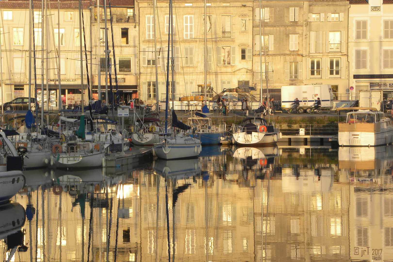 Pour tout l'or du quai. 