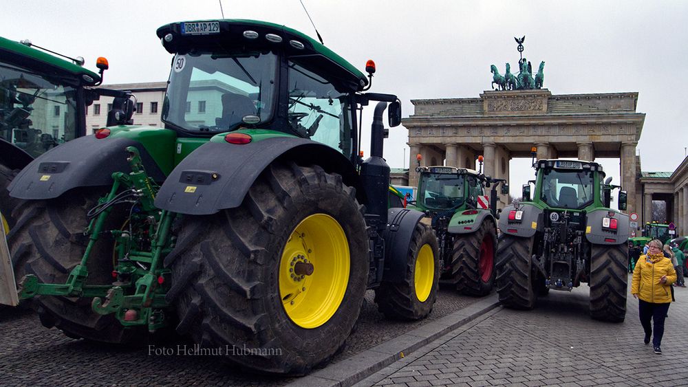 POWER DEMONSTRIERT DER BAUER