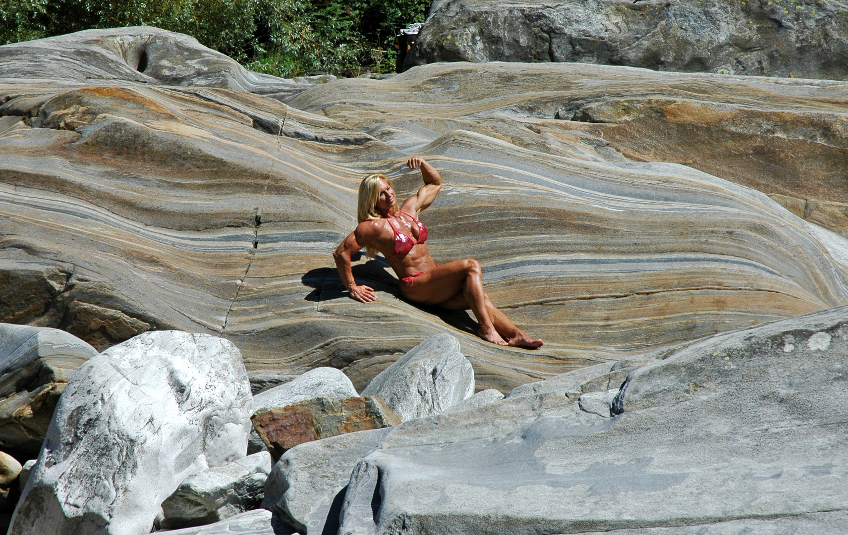 Power-Frau im Verzasca-Tal