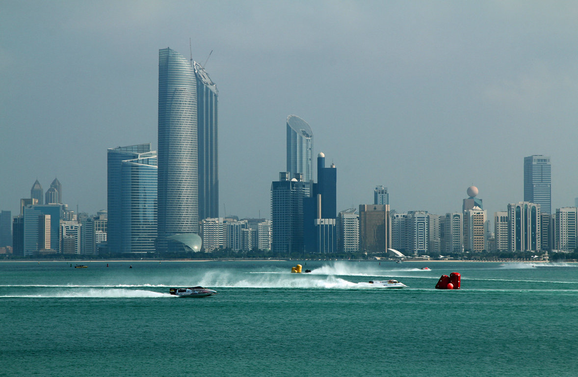 Powerboot-Rennen vor der Skyline von Abu Dhabi