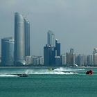 Powerboot-Rennen vor der Skyline von Abu Dhabi