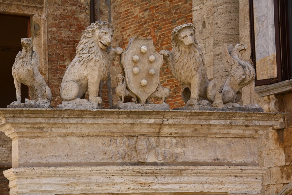 Pozzo dei grifi e dei leoni .(Montepulciano)