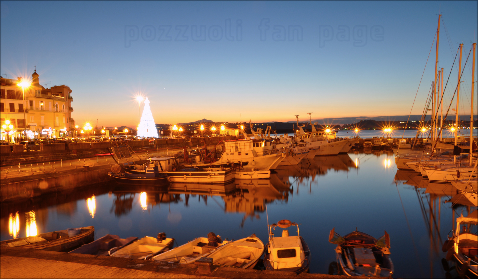 pozzuoli al tramonto dorato