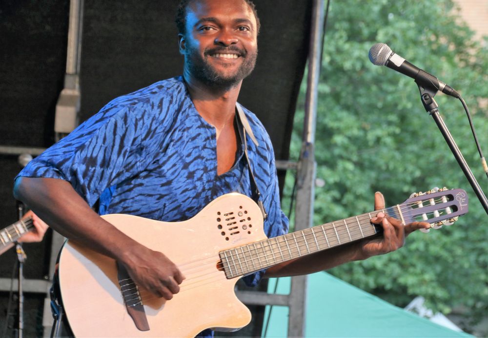 PP afrik Musiker Gitarre Stgt ca_17_0721_col +Fotos afrikafest vRaST